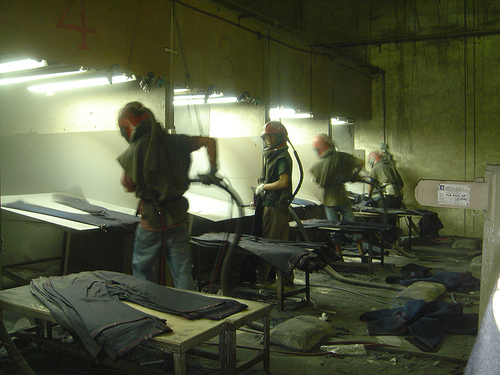 sandblasting-denim-jeans Źródło: http://www.denimfashion.info/wp-content/uploads/2010/09/sandblasting-denim-jeans.jpg